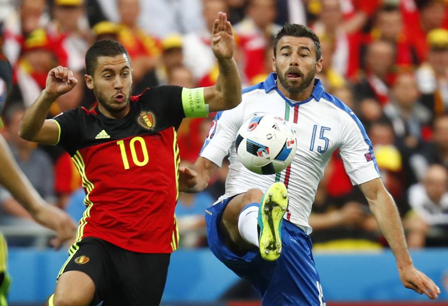Eden Hazard, capitano e stella del Belgio, contrastato da Barzagli. Reuters